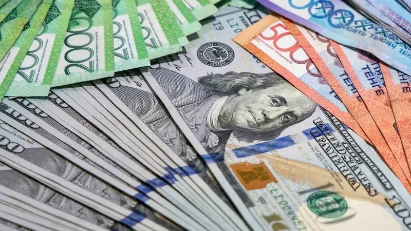 Тенге победил доллар: казахстанцы принесли в банки рекордные 26,4 триллиона