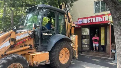В Алматы сносят незаконные пристройки к жилому дому