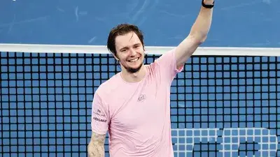 Бублик не пожал руку сопернику после успеха на старте парижского "Мастерса"