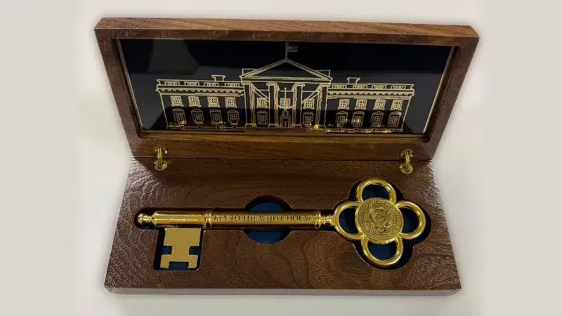 Дональд Трамп подарил Касым-Жомарту Токаеву "ключ" от Белого дома